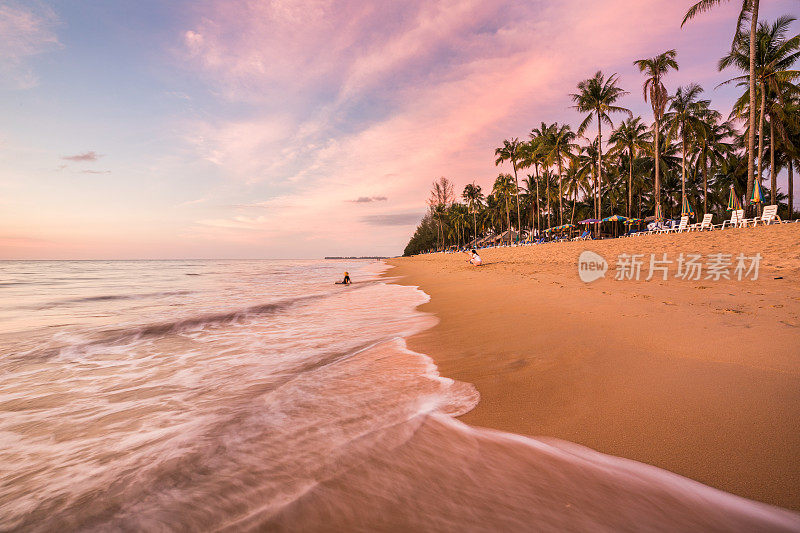 夕阳下的海滩和大海