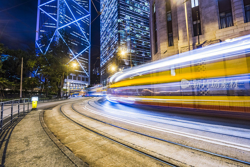 香港中环夜间街道上的汽车步道