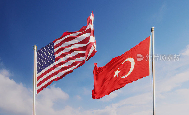 美国和土耳其国旗在蓝天上不同方向飘扬