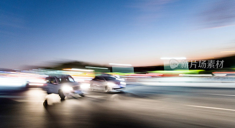 夜间在高速公路上行驶的汽车