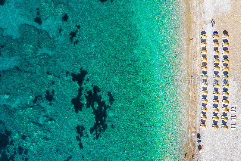 无人机拍摄的玉海海岸线，和沙滩上一排排的日光浴床