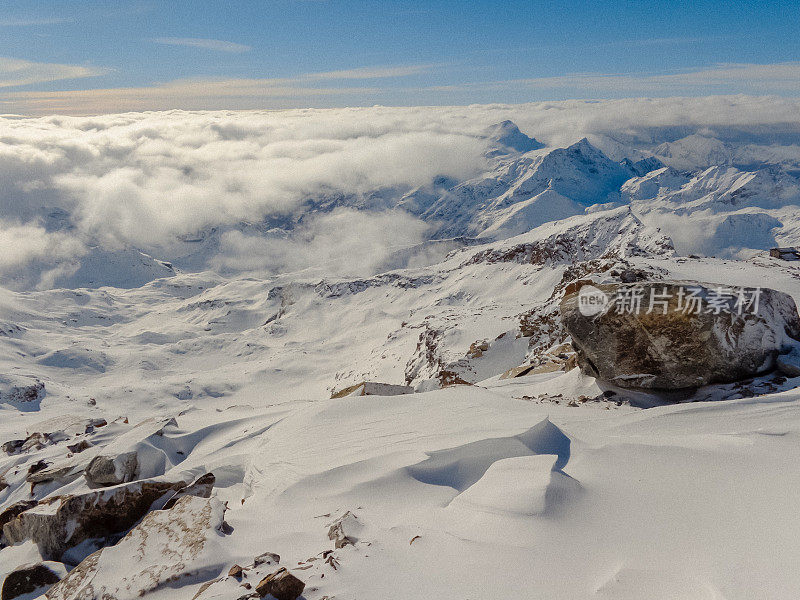 Balmenhorn高峰。雄伟的雪山边