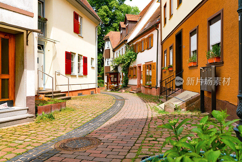 德国巴伐利亚州下弗兰科尼亚的老城阿莫巴赫狭窄的街道