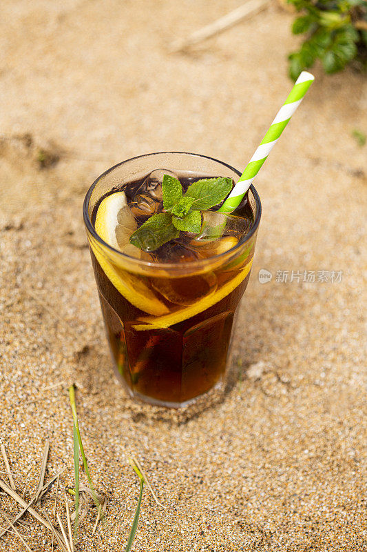 夏日的海滩上，一杯薄荷柠檬冰茶。