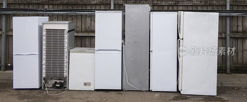 丢弃的白色家电，包括家庭垃圾垃圾场的冰箱
