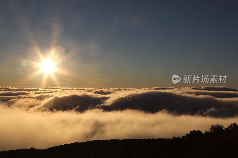 哈雷阿卡拉云层之上的日出