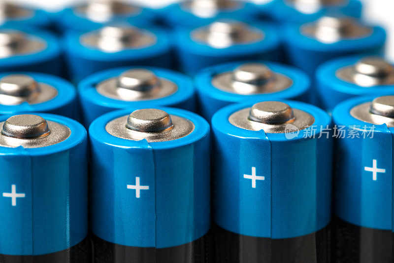 现代普通电池和蓄电池排成一排