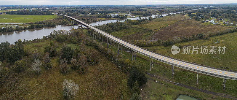秋天，路易斯安那州阿比维尔附近的佛米里河上的高速公路和桥梁。