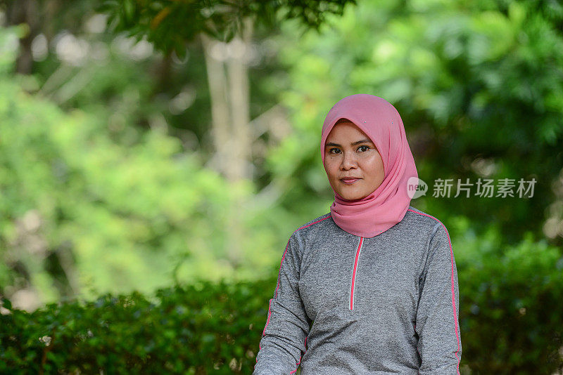 年轻的亚洲穆斯林女运动员在慢跑跑道上的肖像