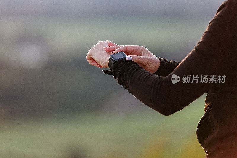 女运动员使用智能手表运动跟踪器