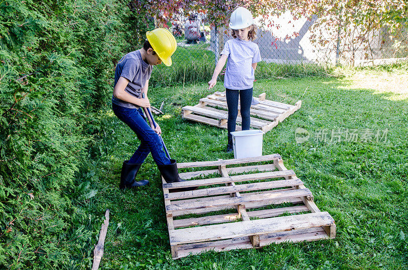 两个孩子在玩木托盘