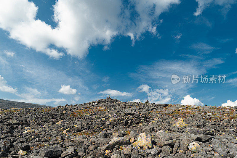 穿越苔原的山路