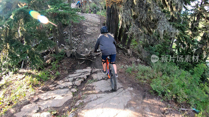 女山地自行车骑在通过森林的道路上