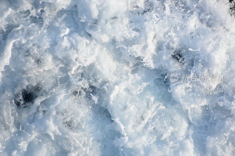 海浪在海里轰鸣