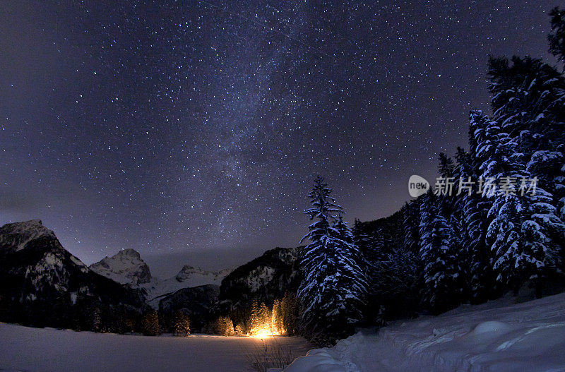 夜幕下白雪皑皑的山景