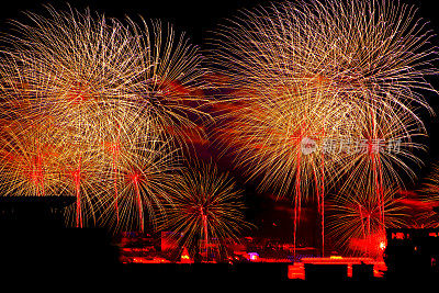 五彩缤纷的烟花在漆黑的夜空中绽放。新年背景快乐。