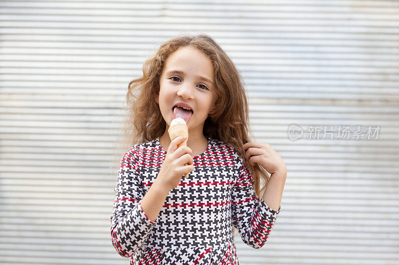 美女孩子舔着冰淇淋