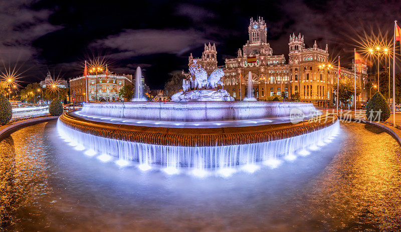 马德里西贝利斯广场喷泉通信宫殿夜间照明