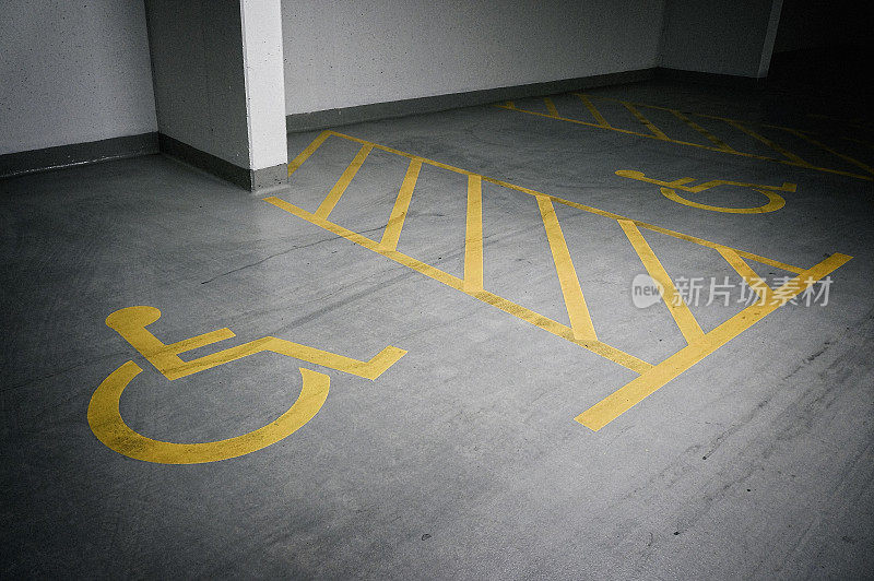 残疾人专用停车位，轮椅漆成黄色