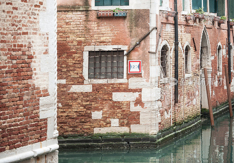 意大利威尼斯运河上的老房子细节