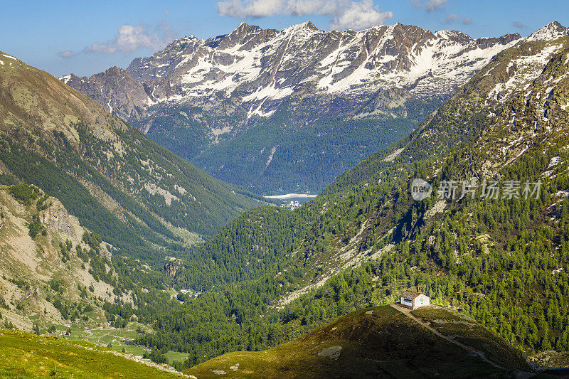 小教堂教堂在田园诗般的阿尔卑斯风景，白云石阿尔卑斯山-大天堂，意大利