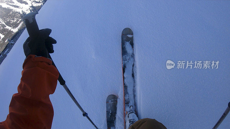 山地滑雪运动员攀登高山的第一人称视角