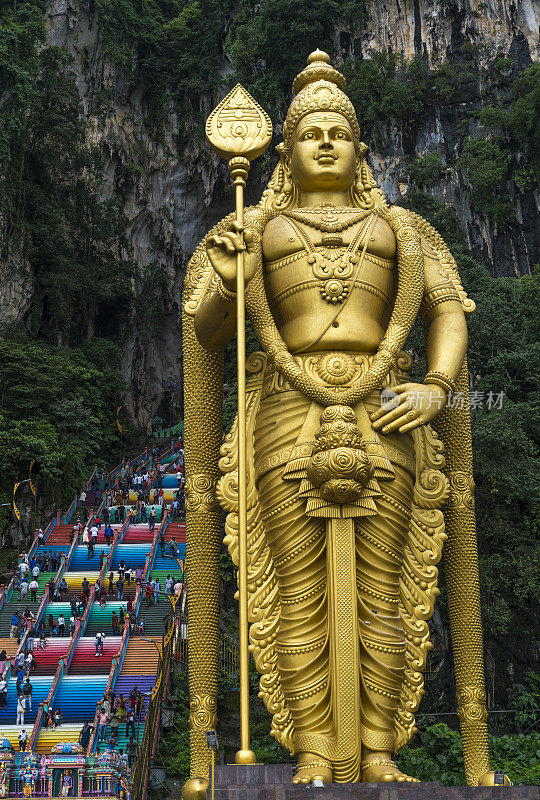 前视图的Murugar雕像在进入广场前的Batu洞穴Murugan勋爵在吉隆坡，马来西亚