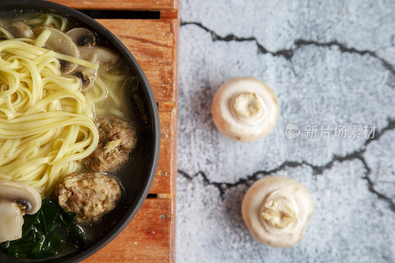 中国自制面条，配肉丸、蘑菇和菠菜