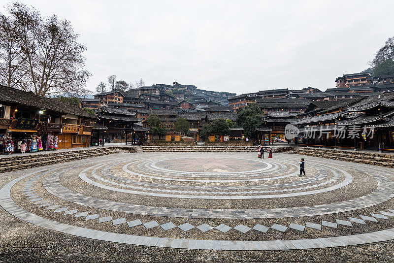 中国贵州省西江千户苗寨的传统木结构建筑和露天歌剧院。