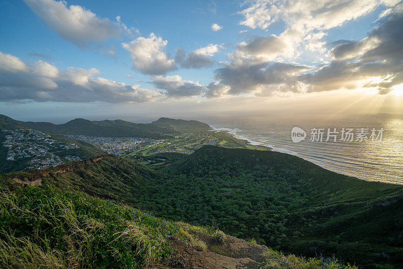 太阳从地平线上升起，从山顶俯瞰，夏威夷