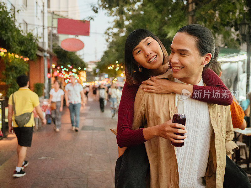 一对夫妇在新年晚会上玩得很开心