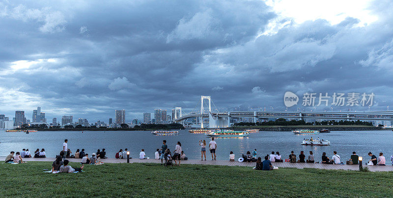 东京市中心的天际线和夜虹桥