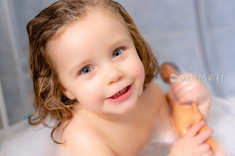 小女孩正在用泡沫洗澡