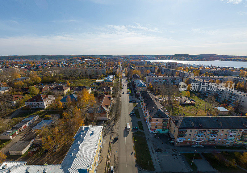 Polevskoy市南部鸟瞰图。斯维尔德洛夫斯克地区,俄罗斯。空中,秋天,阳光明媚