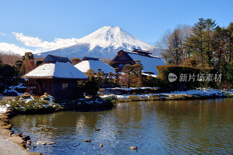 白雪覆盖的富士山，摄于山梨县大野hakkai