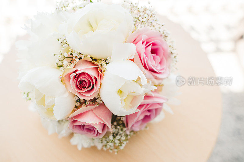 吉普菲拉和玫瑰婚礼花束