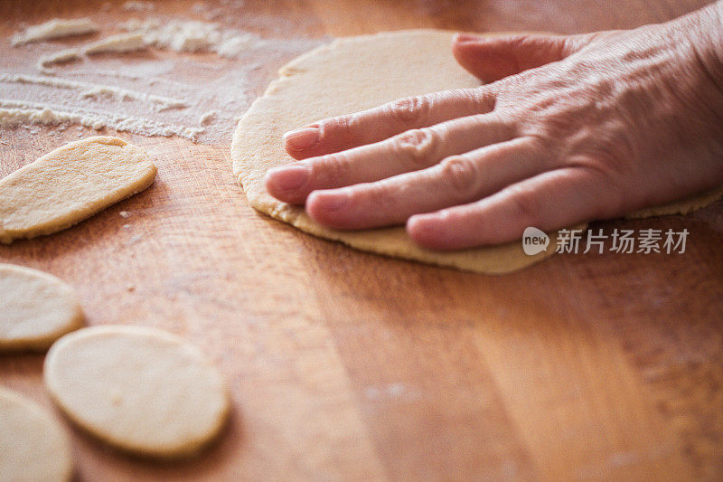 复活节兔子饼干准备，面团变薄