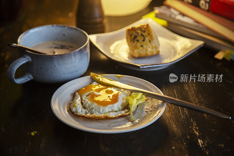 自制早餐:油酥包、煎蛋、洋葱奶油汤