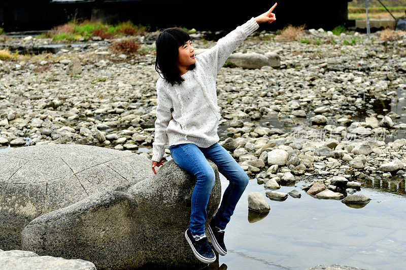 日本一名小学女孩在京都加茂河畔放松