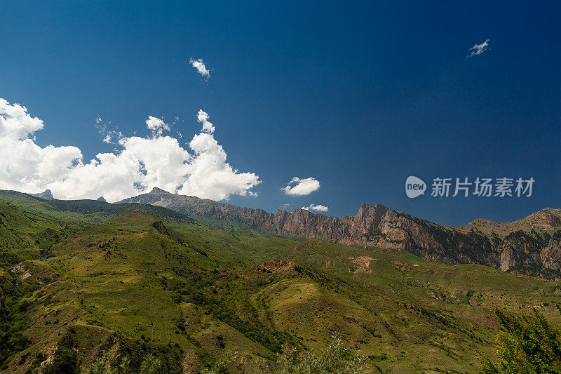 在夏日阳光明媚的日子里欣赏美丽的山峦