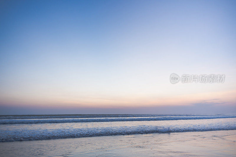 日落附近著名的旅游地标巴厘岛-宽角的热带海滩海景日落在巴厘岛，印度尼西亚的热带自然景观，巴厘岛。