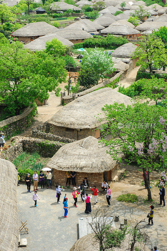 Naganeupseong民俗村，有跳舞的人们和传统的韩国韩屋草屋