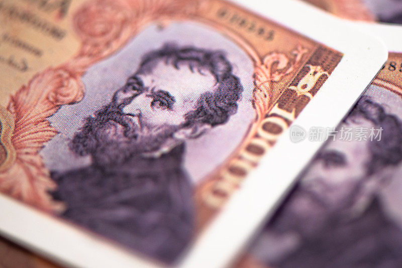 1万里拉钞票上米开朗基罗·博纳罗蒂半身像的特写
