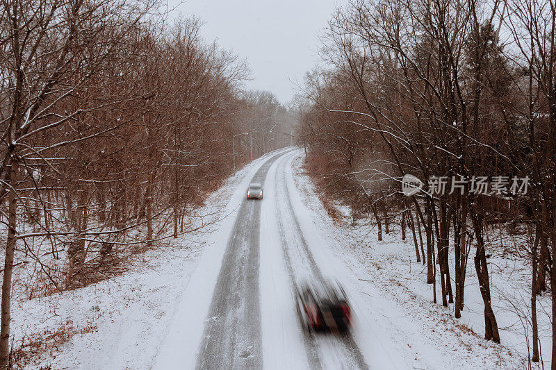 汽车在积雪的路上行驶