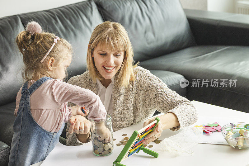 女儿和她母亲在存钱