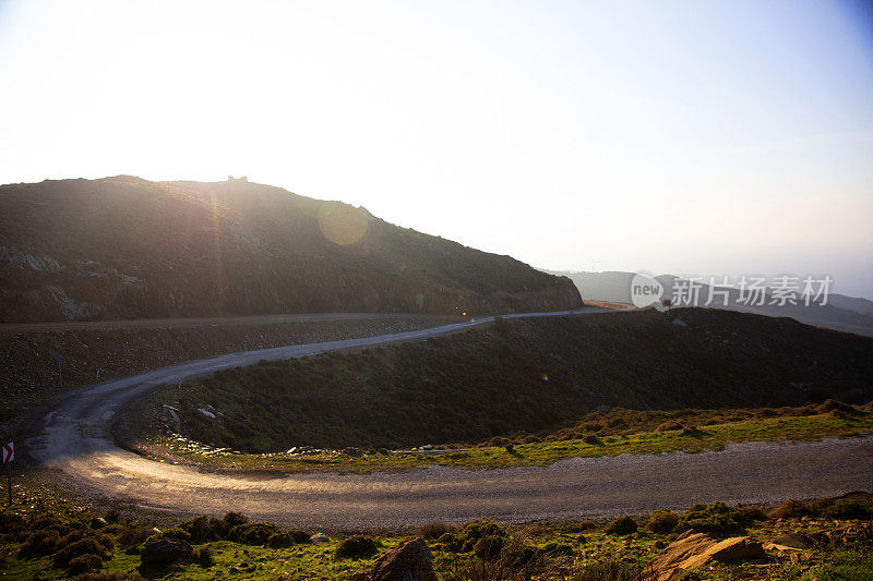 穿过山脉的道路