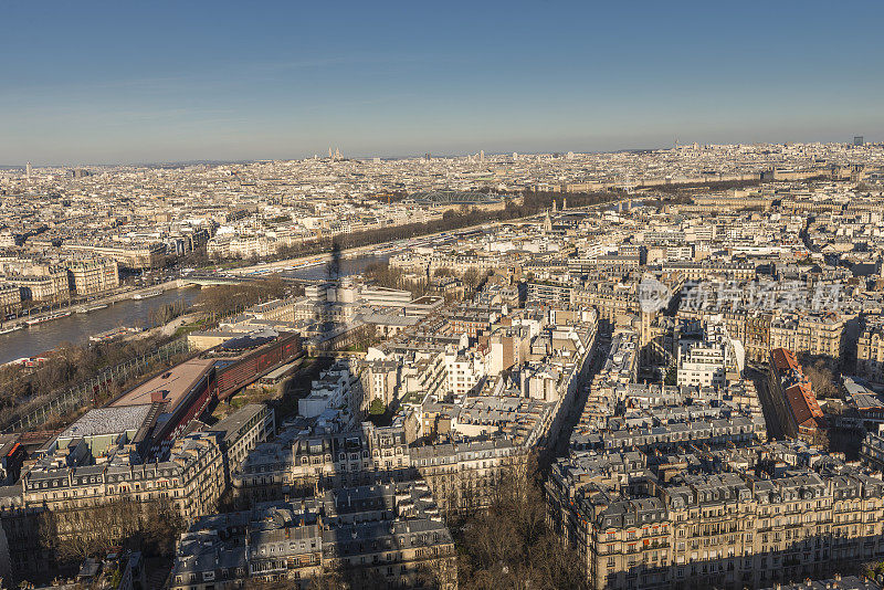 巴黎上空埃菲尔铁塔的影子