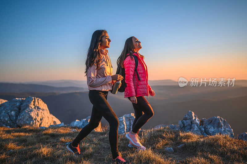 徒步登山的白人和印度女性