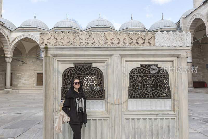 小女孩在土耳其伊斯坦布尔的埃依普法提赫附近历史悠久的苏莱曼耶清真寺