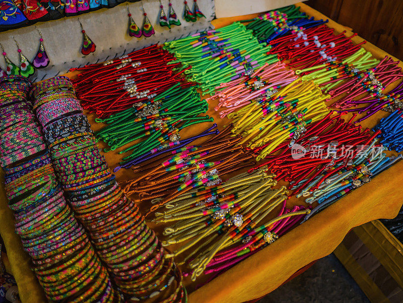 凤凰古镇的中国传统手链店。凤凰古城或凤凰县是中国湖南省的一个县